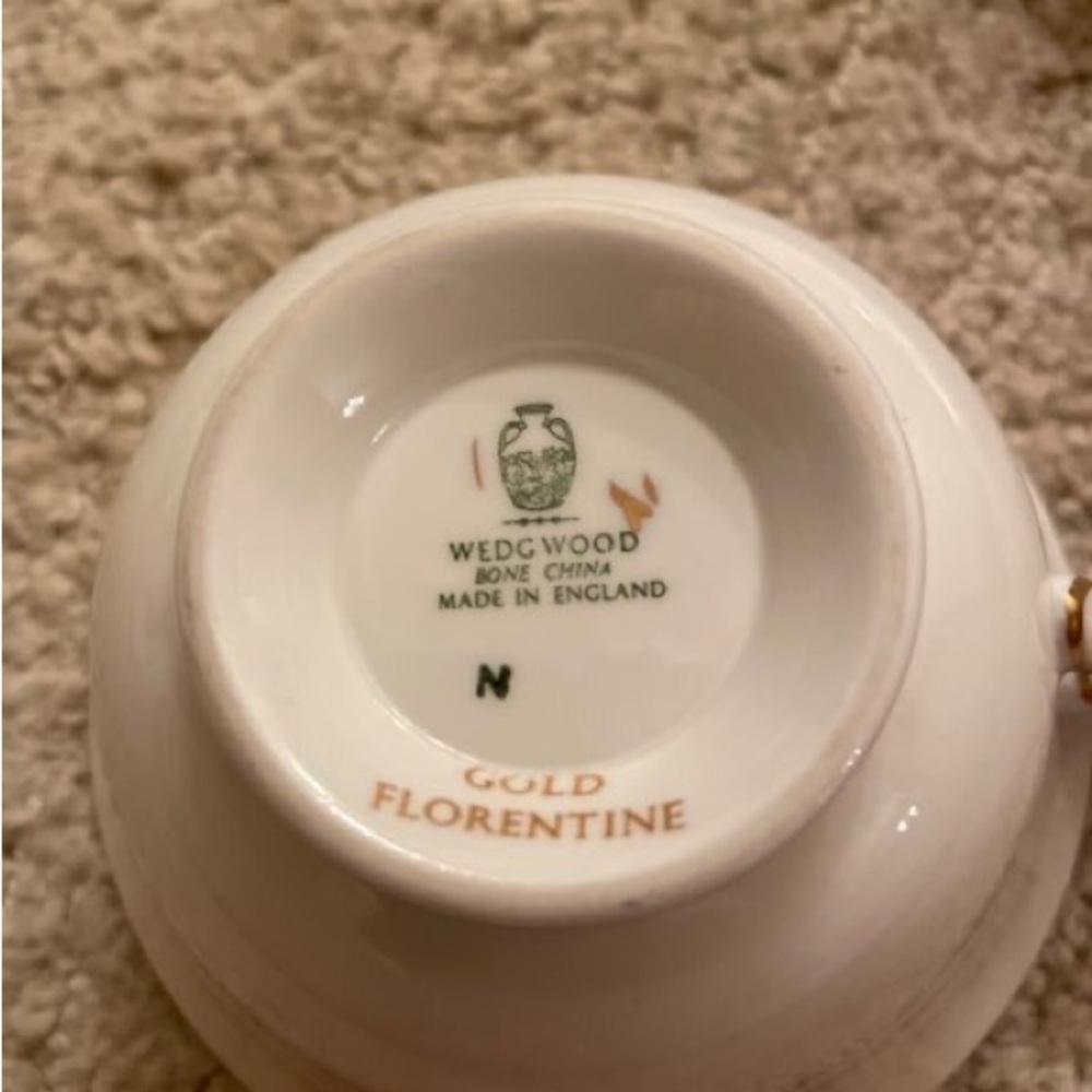 Wedgwood Gold Florentine Teacups and Saucers. - Picture 4 of 4